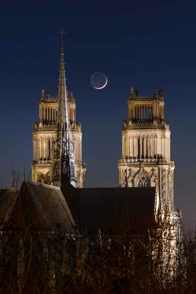 Cathédrale & croissant de Lune