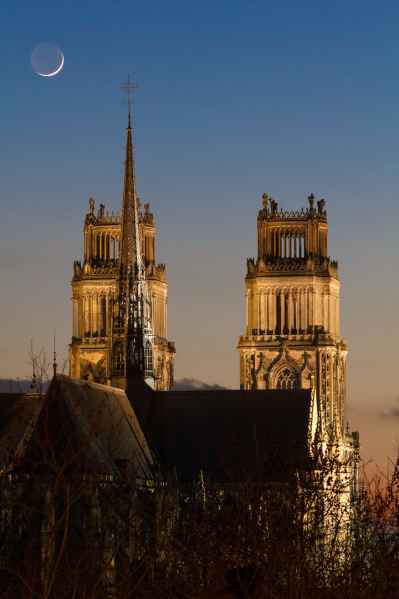 Cathédrale & croissant de Lune